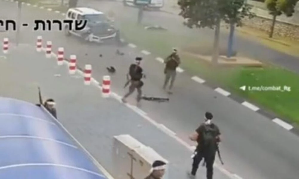 Bίντεο σοκ από την δράση της Χαμάς την 7η Οκτωβρίου: Ανατινάζουν με μπαζούκα όχημα με επιβάτες